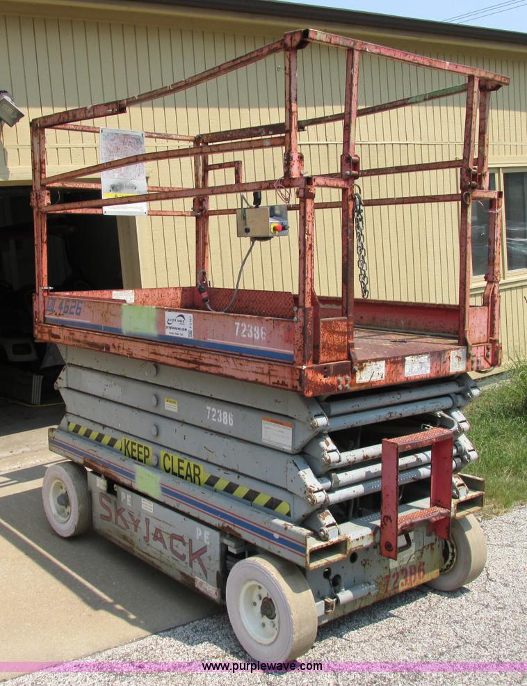 image for item F5191 1995 Skyjack 4626 scissor lift