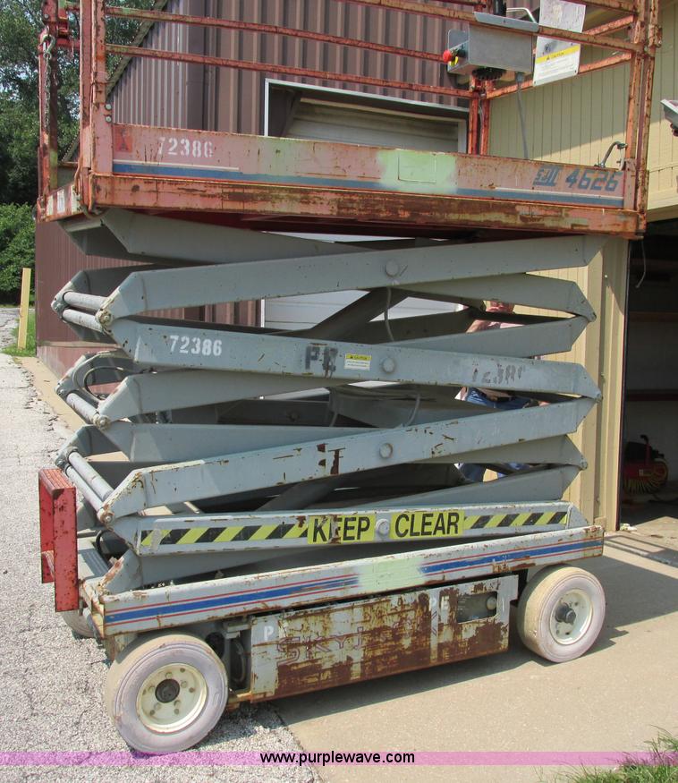 image for item F5191 1995 Skyjack 4626 scissor lift