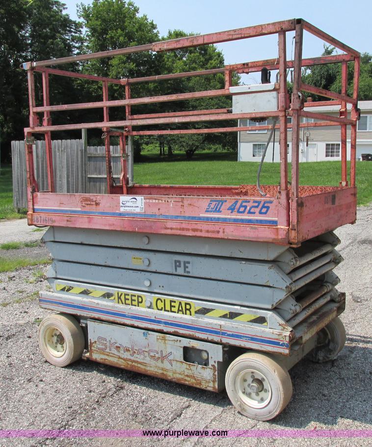 image for item F5192 1994 Skyjack 4226 electric scissor lift