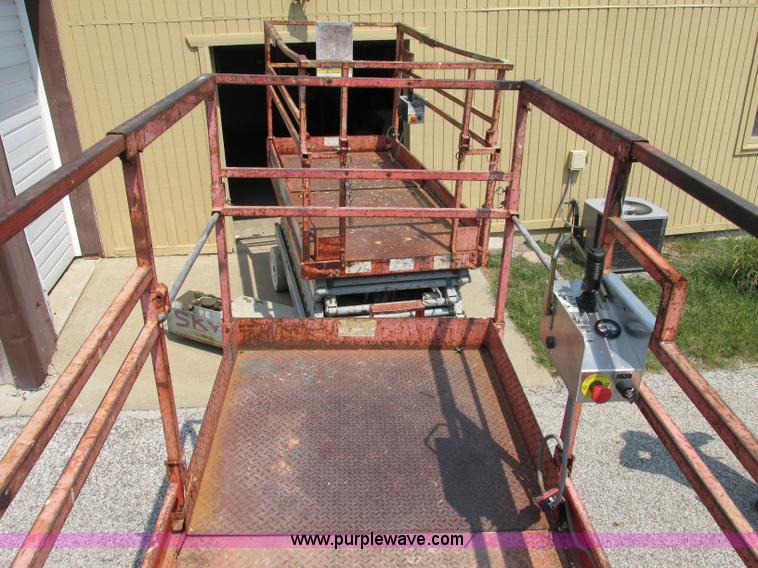 image for item F5192 1994 Skyjack 4226 electric scissor lift