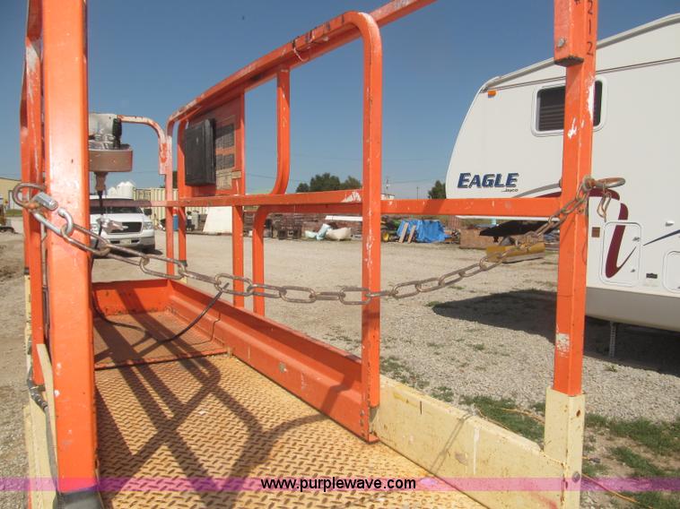 image for item F7105 1997 JLG 2033E scissor lift