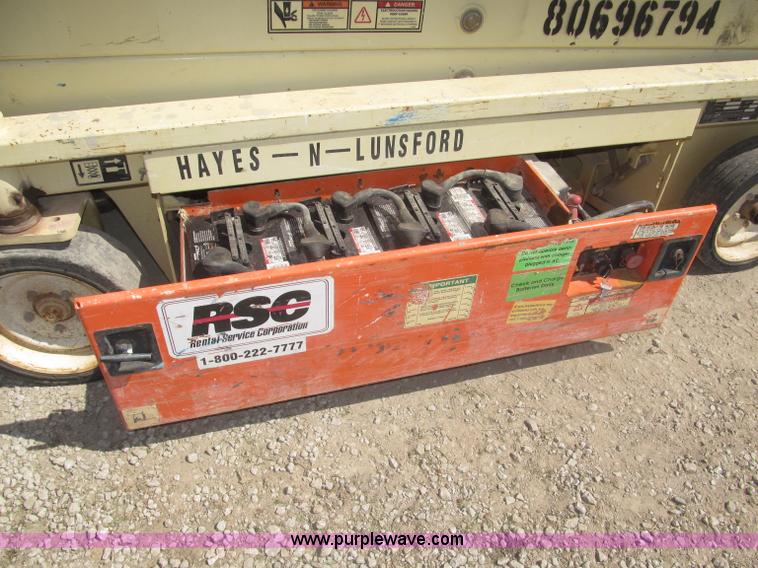 image for item F7105 1997 JLG 2033E scissor lift
