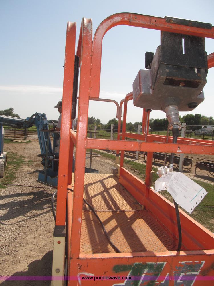 image for item F7105 1997 JLG 2033E scissor lift