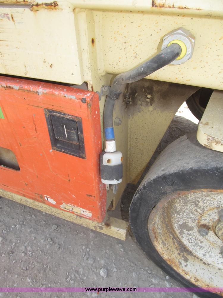 image for item F7105 1997 JLG 2033E scissor lift
