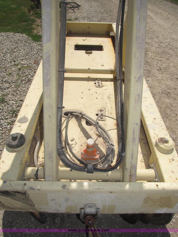 image for item F7105 1997 JLG 2033E scissor lift