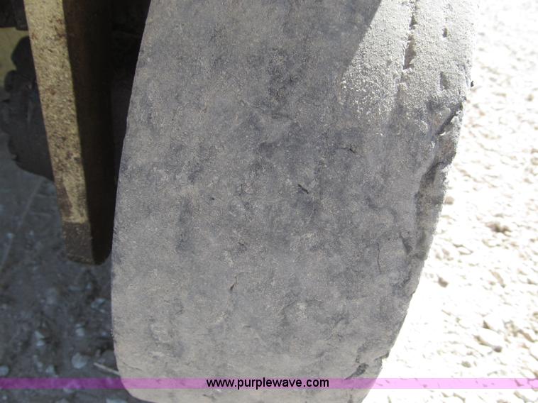 image for item F7105 1997 JLG 2033E scissor lift