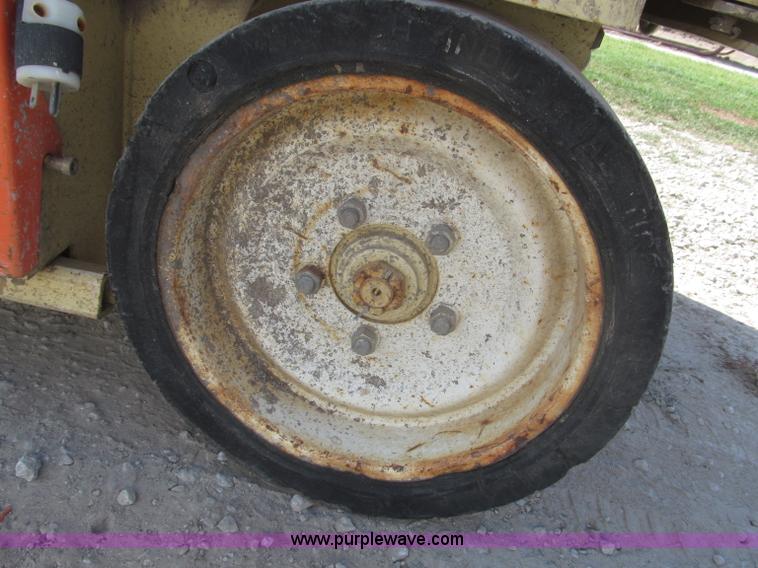 image for item F7105 1997 JLG 2033E scissor lift