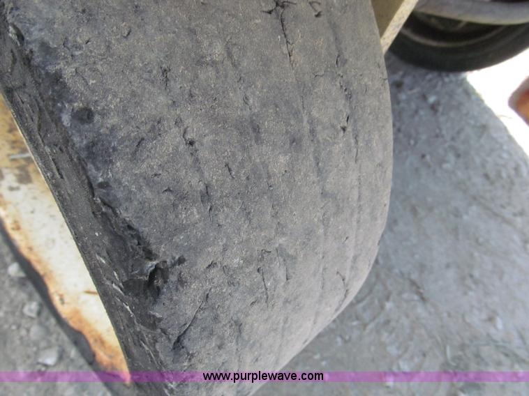 image for item F7105 1997 JLG 2033E scissor lift