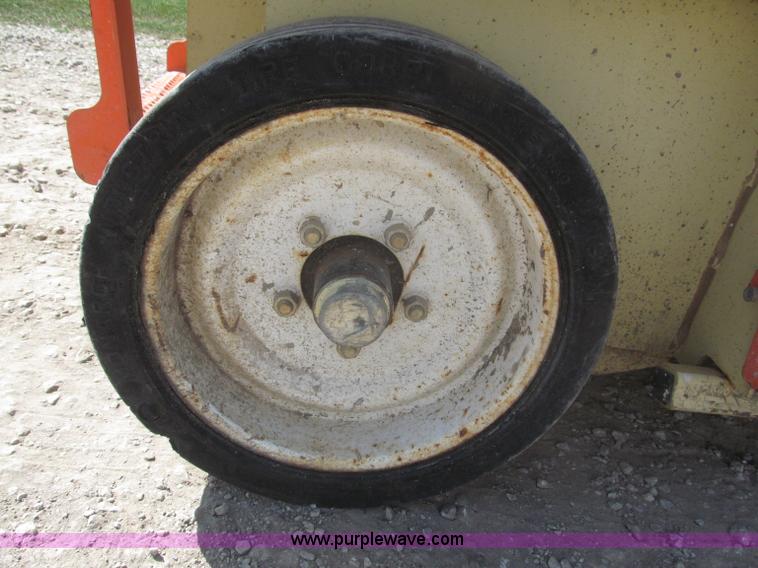 image for item F7105 1997 JLG 2033E scissor lift