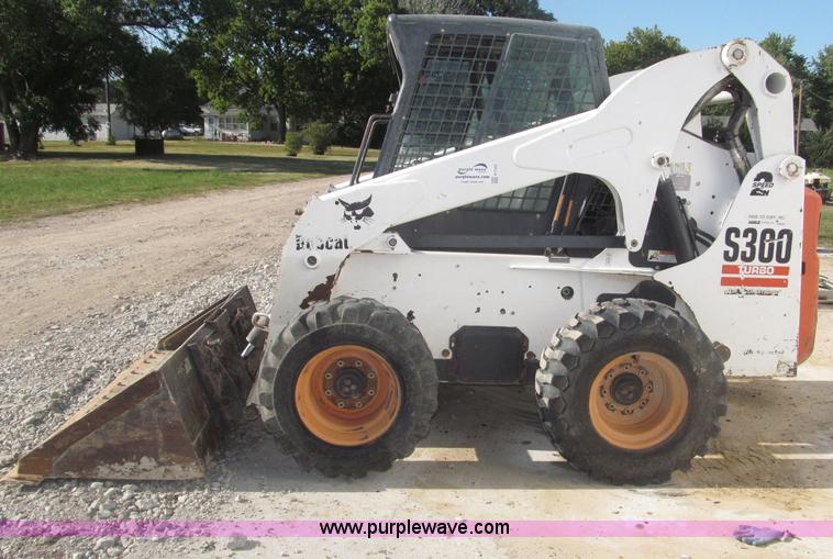 image for item F7107 2003 Bobcat S300 skid steer