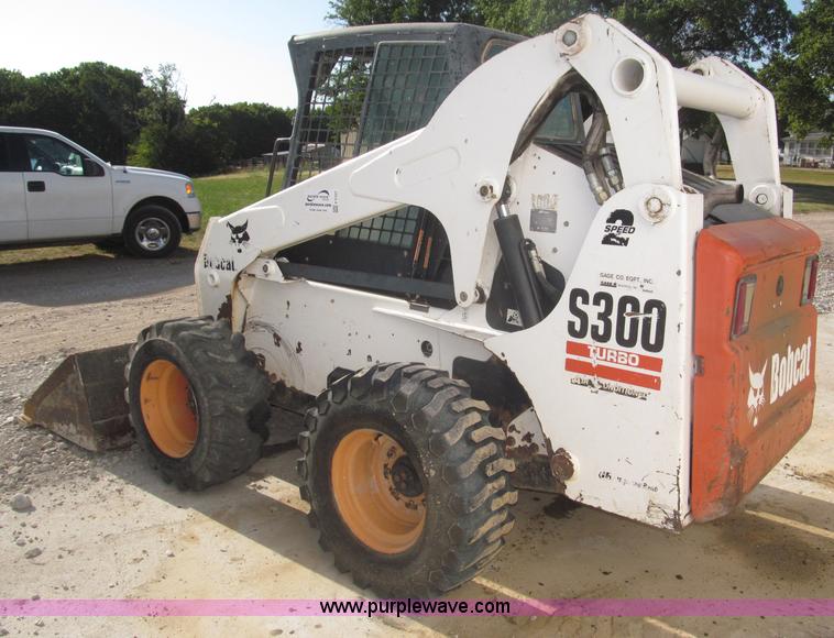 image for item F7107 2003 Bobcat S300 skid steer
