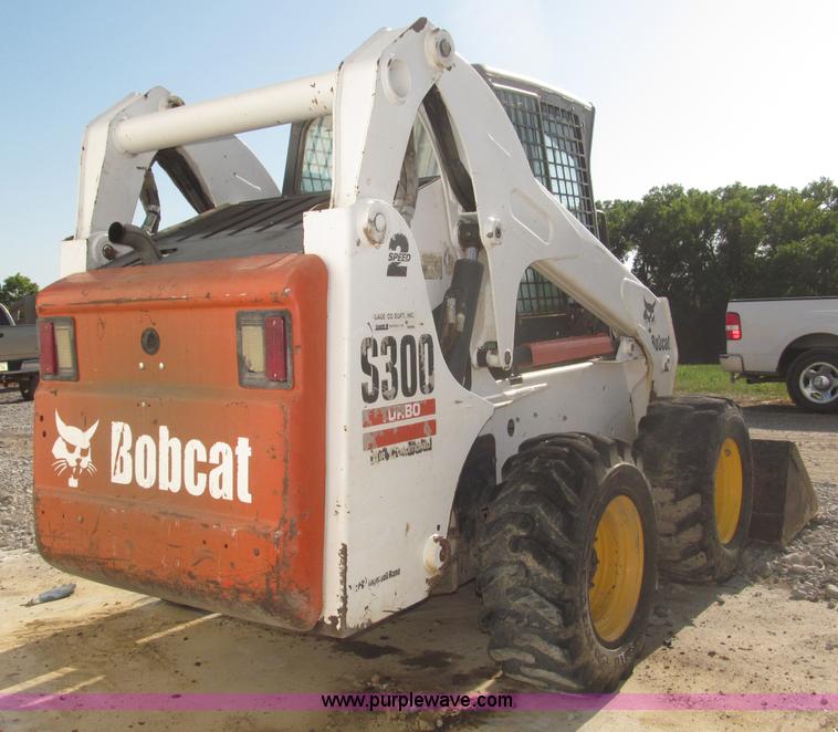 image for item F7107 2003 Bobcat S300 skid steer