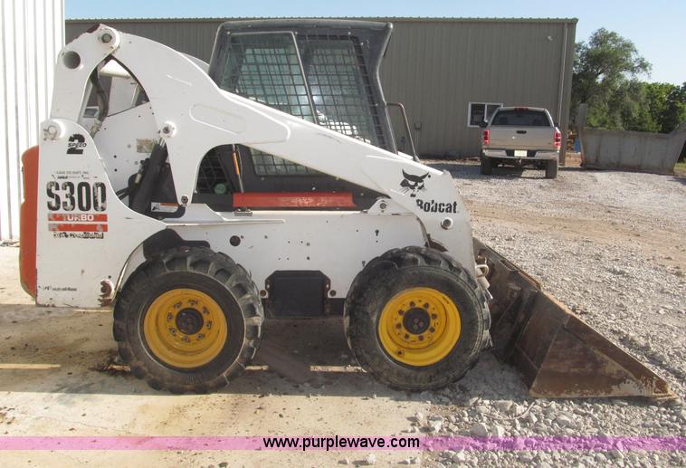 image for item F7107 2003 Bobcat S300 skid steer
