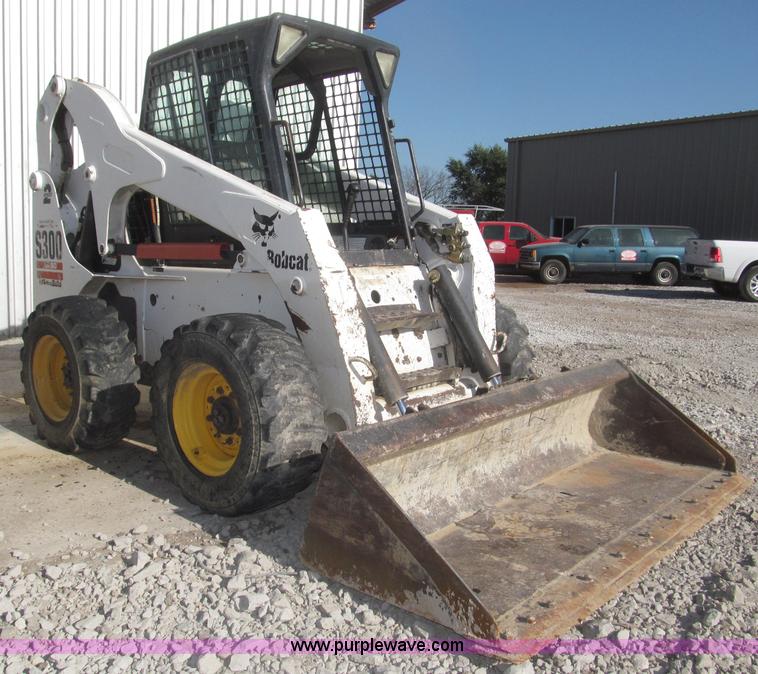 image for item F7107 2003 Bobcat S300 skid steer