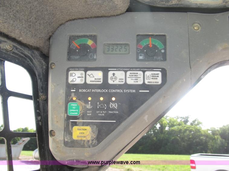 image for item F7107 2003 Bobcat S300 skid steer