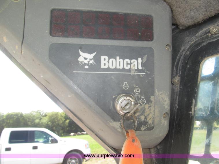 image for item F7107 2003 Bobcat S300 skid steer