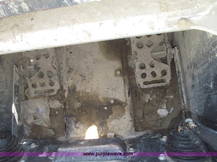 image for item F7107 2003 Bobcat S300 skid steer