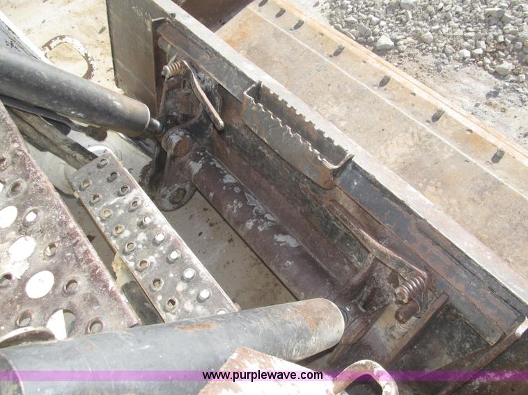 image for item F7107 2003 Bobcat S300 skid steer