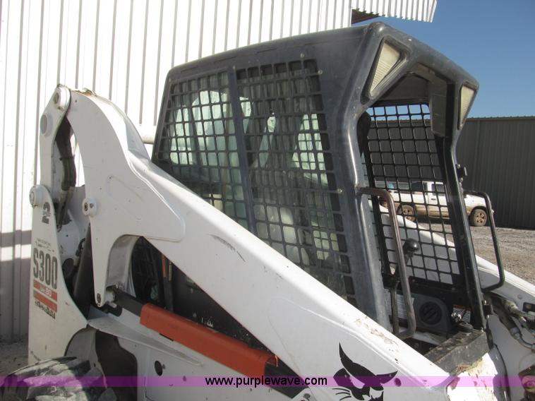 image for item F7107 2003 Bobcat S300 skid steer