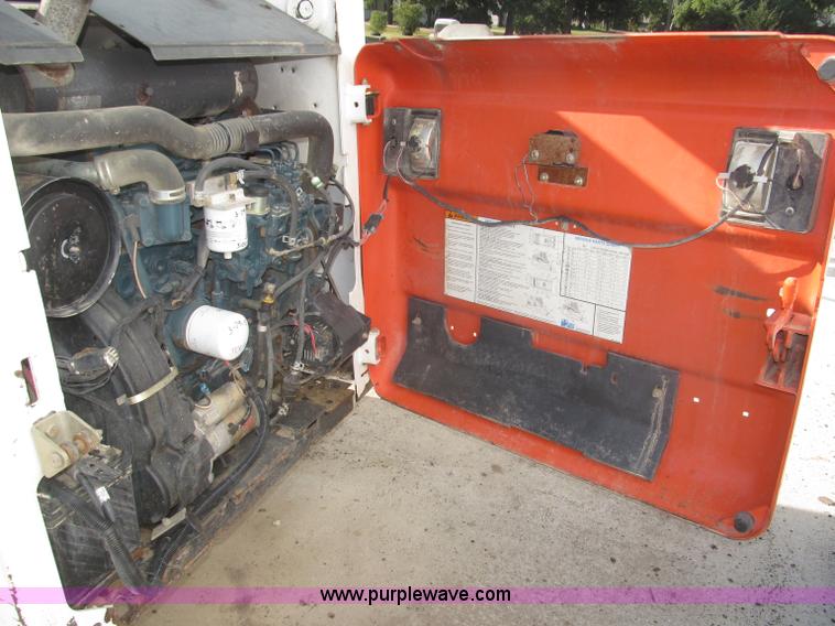 image for item F7107 2003 Bobcat S300 skid steer