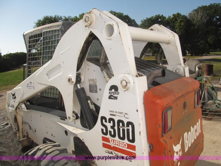 image for item F7107 2003 Bobcat S300 skid steer