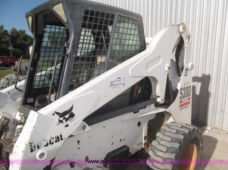 image for item F7107 2003 Bobcat S300 skid steer