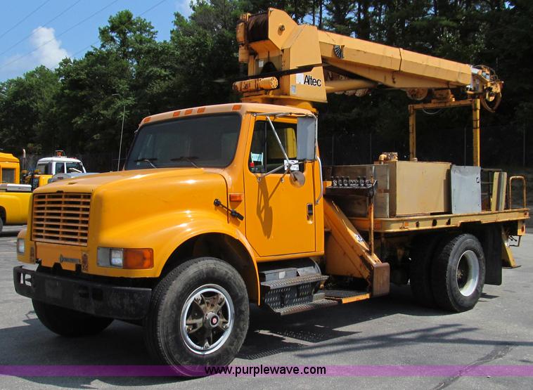 image for item G2080 1993 International 4900 digger derrick truck