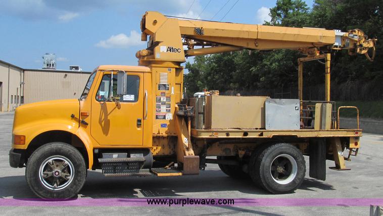 image for item G2080 1993 International 4900 digger derrick truck
