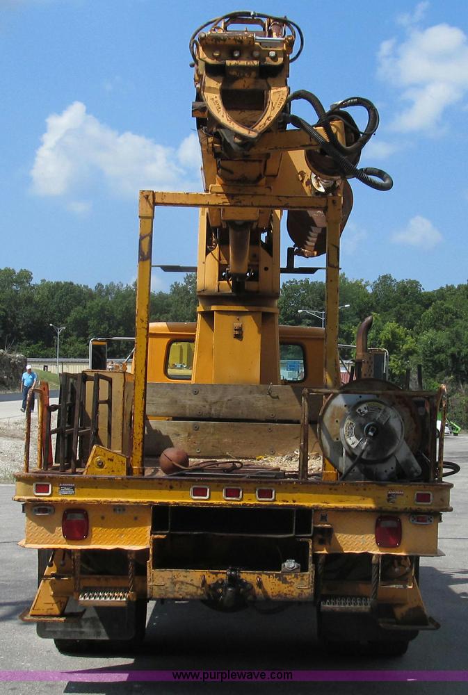 image for item G2080 1993 International 4900 digger derrick truck