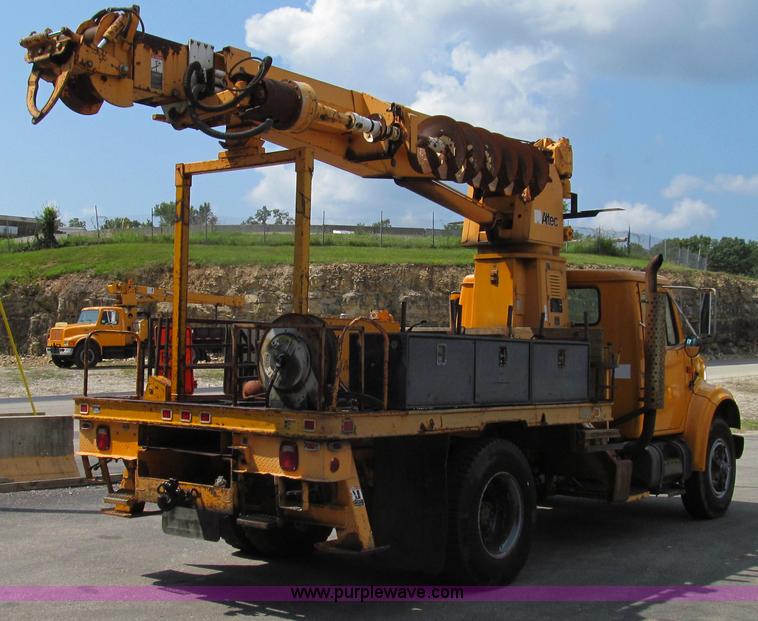 image for item G2080 1993 International 4900 digger derrick truck