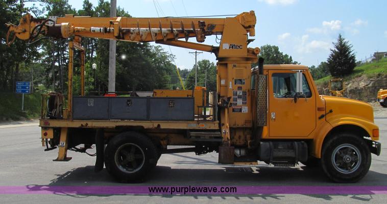 image for item G2080 1993 International 4900 digger derrick truck