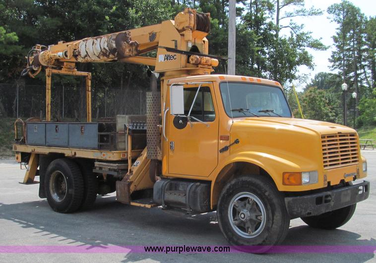 image for item G2080 1993 International 4900 digger derrick truck