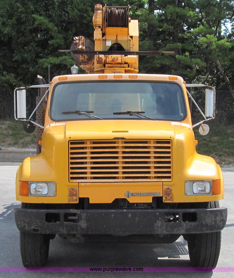 image for item G2080 1993 International 4900 digger derrick truck