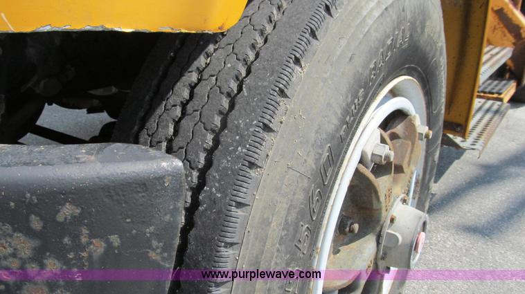 image for item G2080 1993 International 4900 digger derrick truck