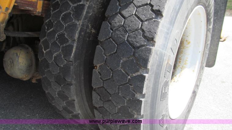 image for item G2080 1993 International 4900 digger derrick truck