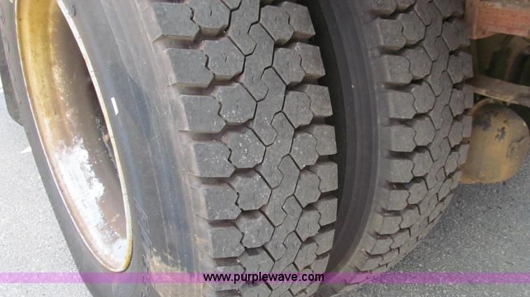 image for item G2080 1993 International 4900 digger derrick truck