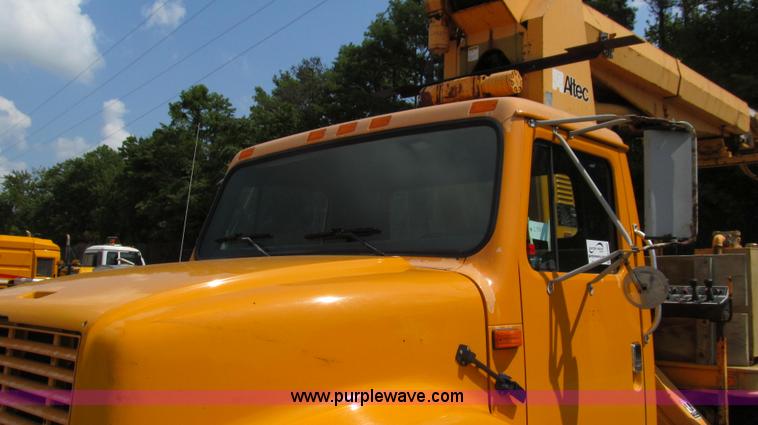 image for item G2080 1993 International 4900 digger derrick truck