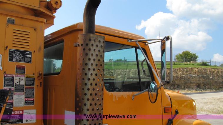 image for item G2080 1993 International 4900 digger derrick truck
