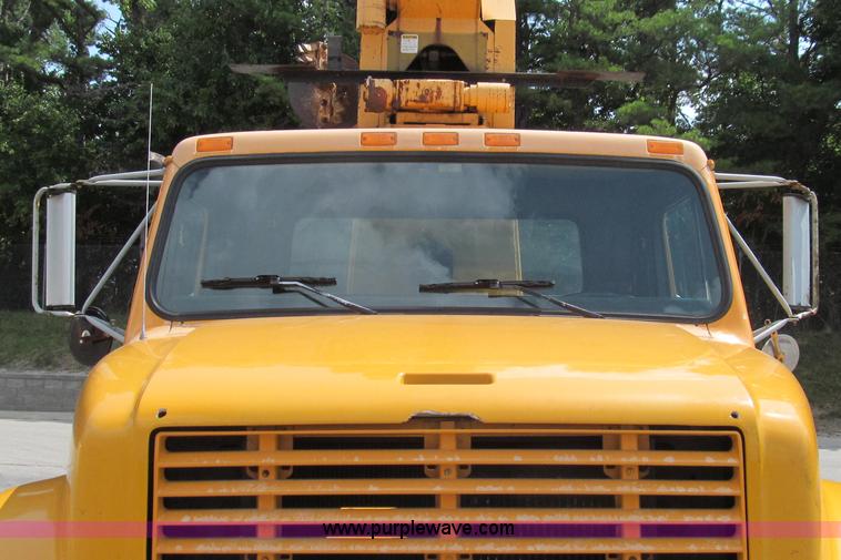 image for item G2080 1993 International 4900 digger derrick truck
