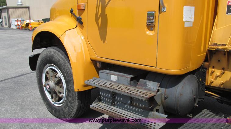 image for item G2080 1993 International 4900 digger derrick truck