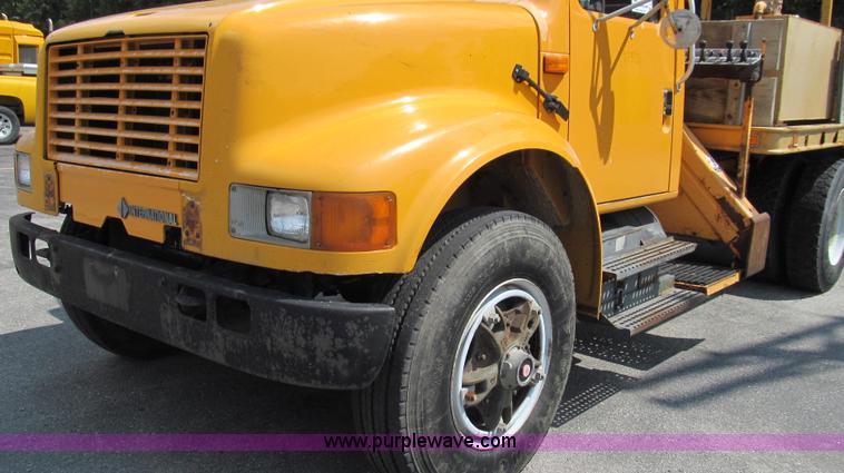 image for item G2080 1993 International 4900 digger derrick truck