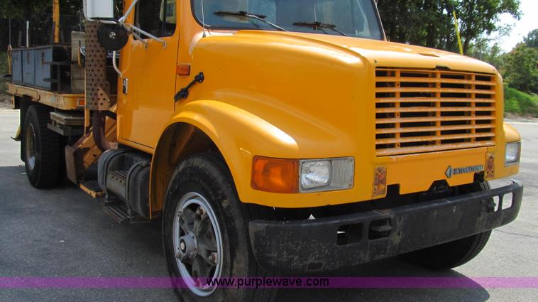 image for item G2080 1993 International 4900 digger derrick truck