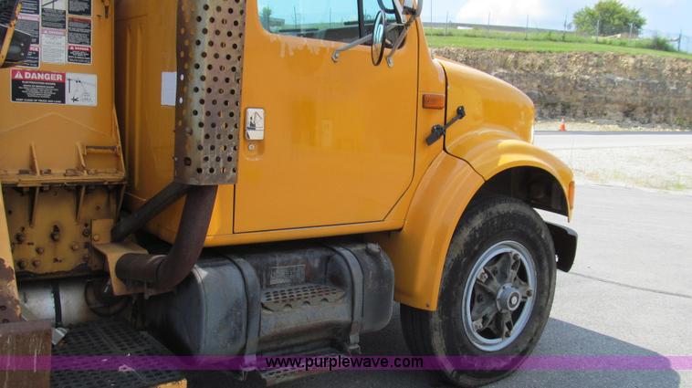 image for item G2080 1993 International 4900 digger derrick truck