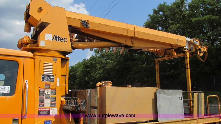 image for item G2080 1993 International 4900 digger derrick truck