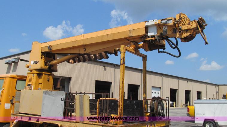 image for item G2080 1993 International 4900 digger derrick truck