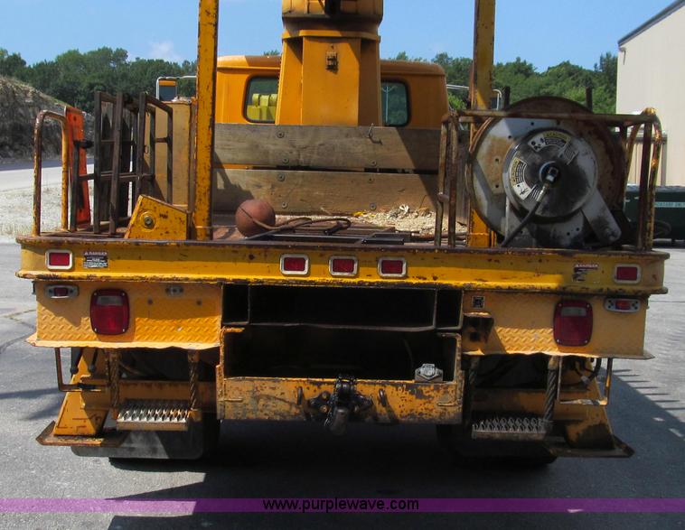 image for item G2080 1993 International 4900 digger derrick truck