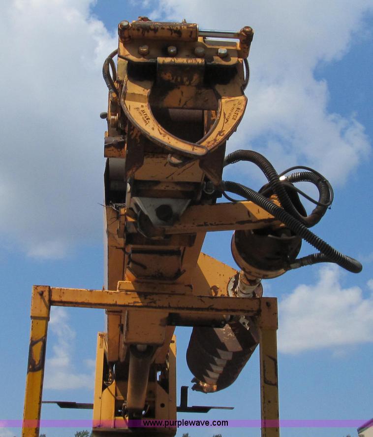 image for item G2080 1993 International 4900 digger derrick truck