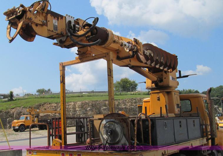 image for item G2080 1993 International 4900 digger derrick truck