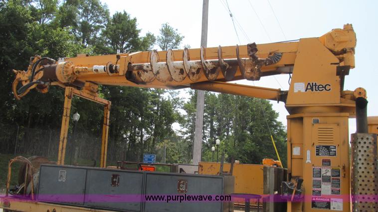 image for item G2080 1993 International 4900 digger derrick truck