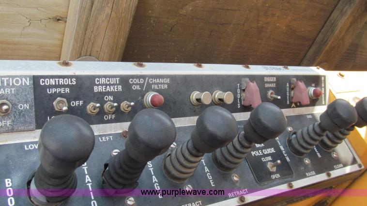 image for item G2080 1993 International 4900 digger derrick truck